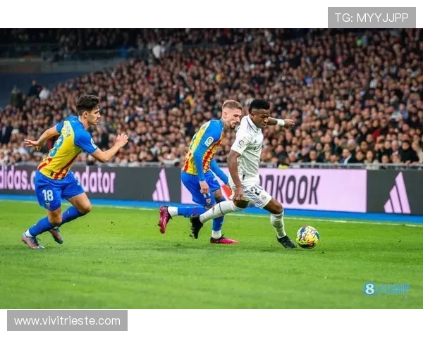 莱奥与维尼修斯:新生代顶级边锋的风格差异与战术价值对比 莱奥与维尼修斯:新生代顶级边锋的风格差异与战术价值对比